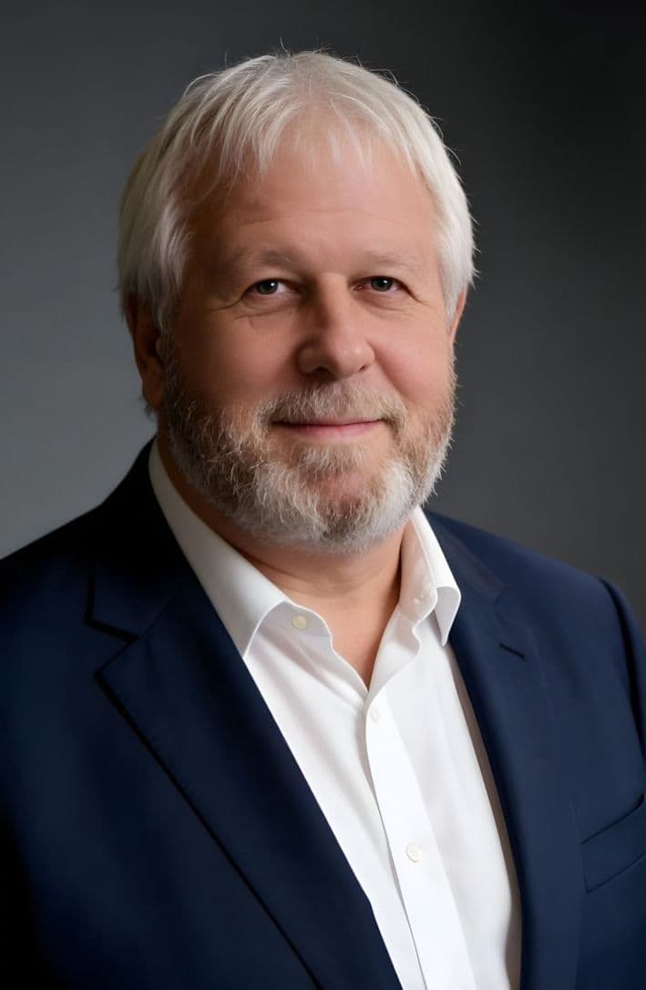 Charlie Hodge headshot